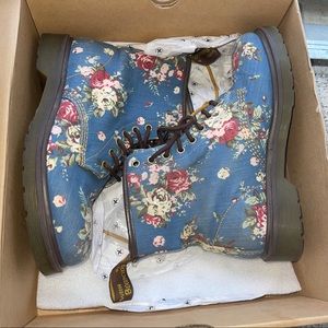 Women’s Dr Martens 9 Victorian Flowers